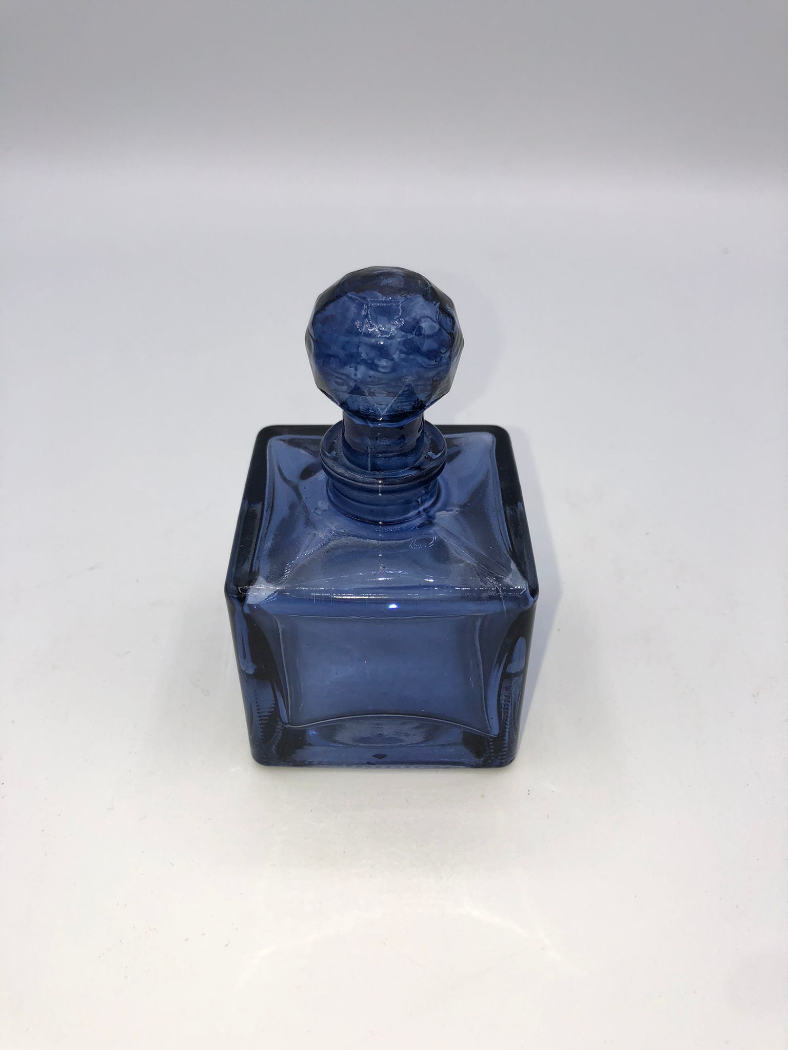 Frasco perfume azul cuadrado 1